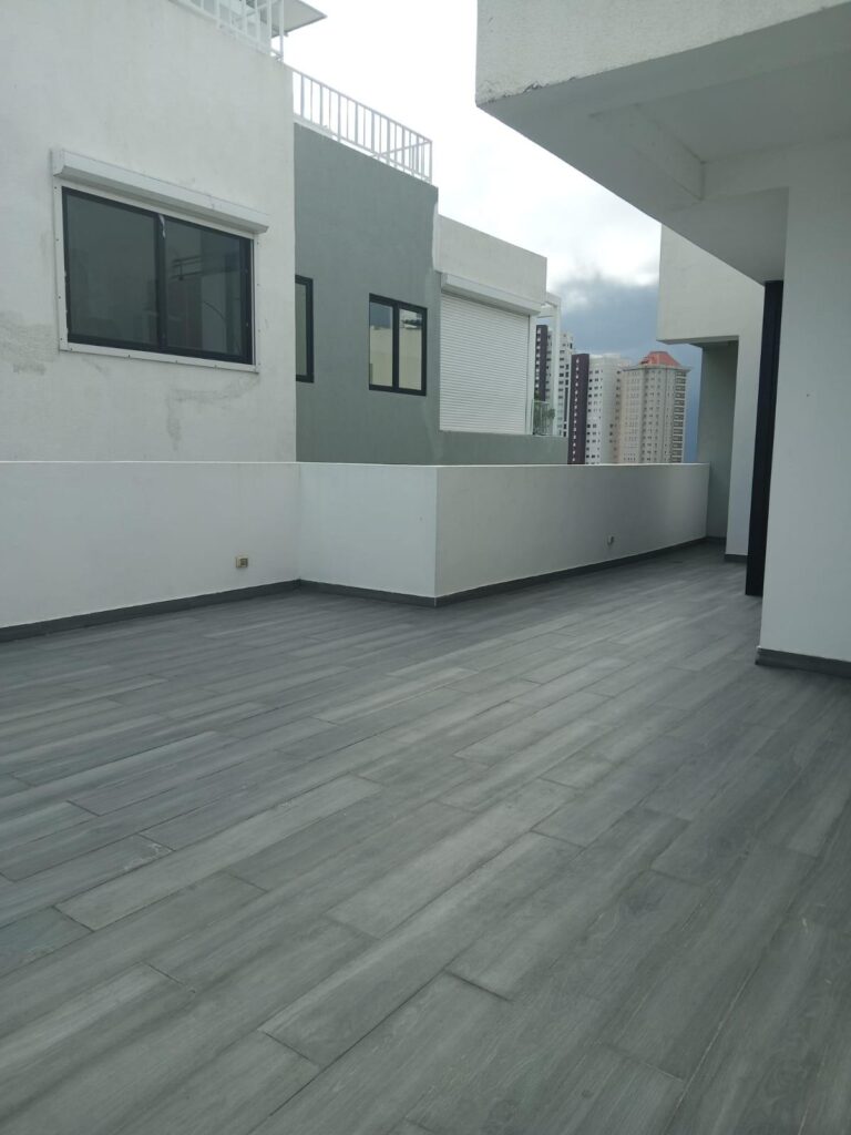 Espectacular PH de 3 niveles con vista al mar – Los Cacicazgos US$ 435,000
