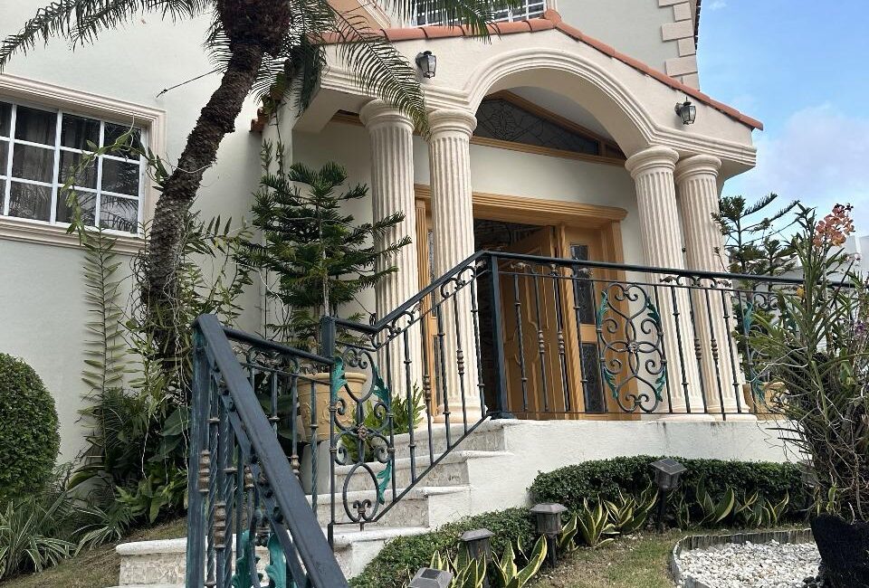 VENDO O ALQUILO SUPER CASA DE 3 NIV. EN ARROYO HONDO III, CON TERMINACIONES DE PRIMERA, 4 HABS. + 1 APTO, REBAJADA
