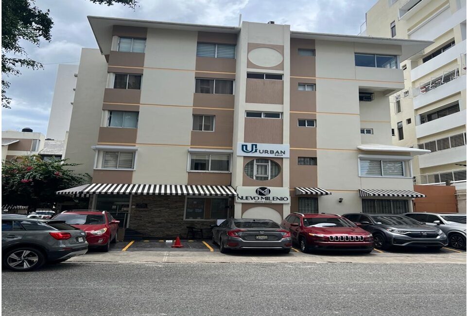 ALQUILO LOCAL DE OFICINAS EN ENSANCHE NACO, 74 Mts.2, 3er. NIVEL