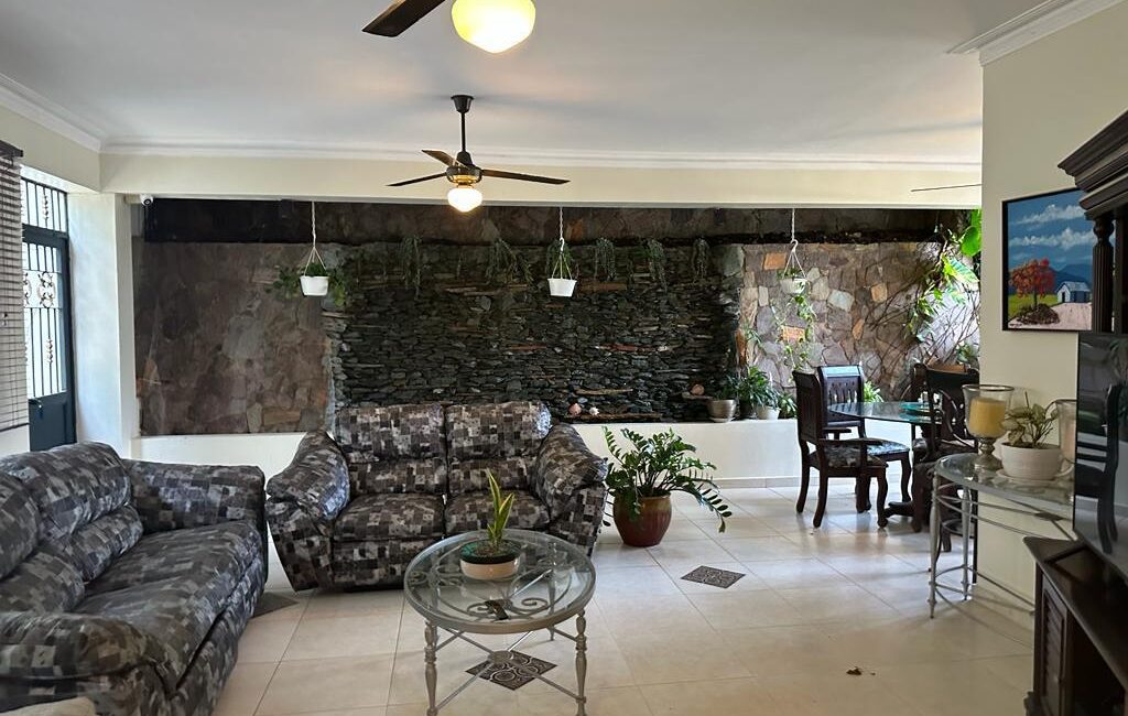 VENDO O ALQUILO SUPER CASA DE 3 NIV. EN ARROYO HONDO III, CON TERMINACIONES DE PRIMERA, 4 HABS. + 1 APTO, REBAJADA