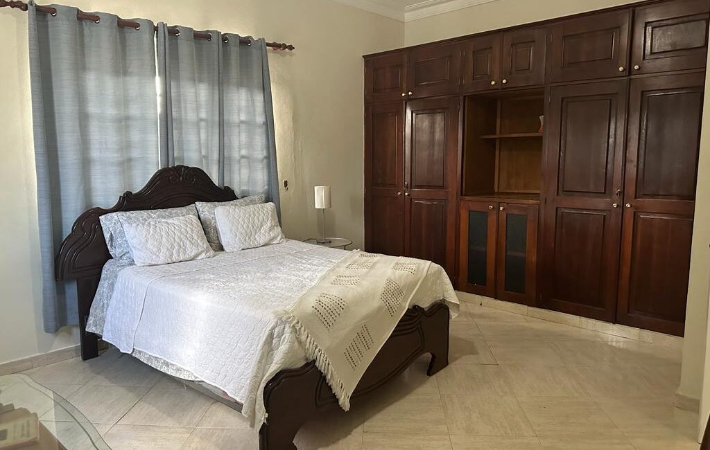 VENDO O ALQUILO SUPER CASA DE 3 NIV. EN ARROYO HONDO III, CON TERMINACIONES DE PRIMERA, 4 HABS. + 1 APTO, REBAJADA