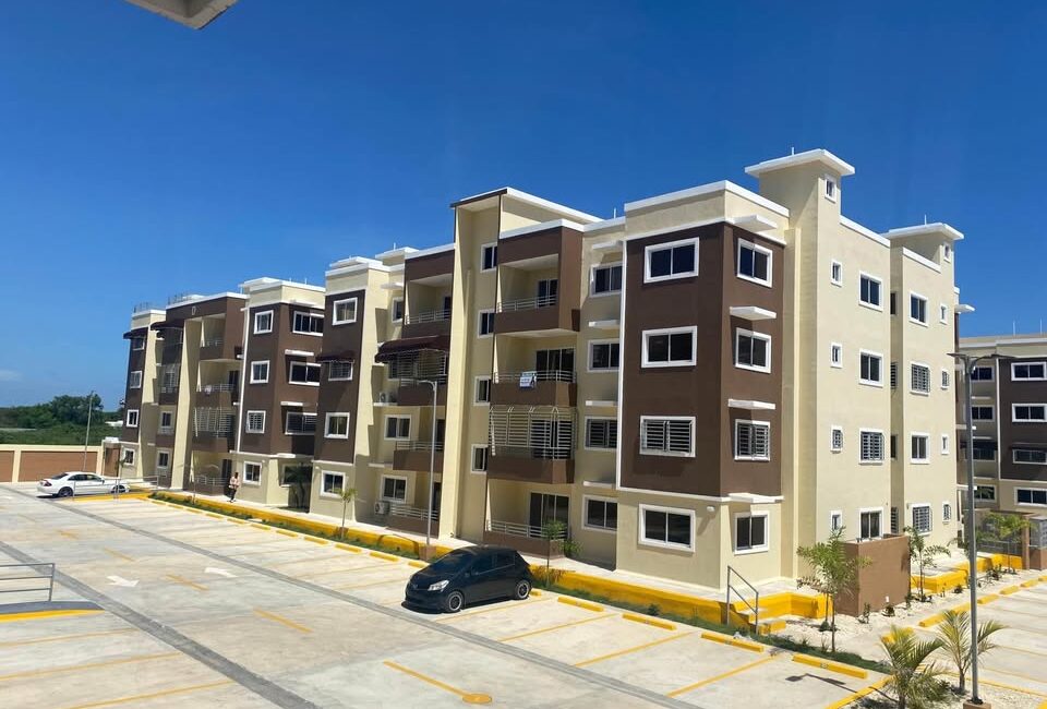 Colinas Del Bosque en Avenida Hipodromo Santo Domingo Este