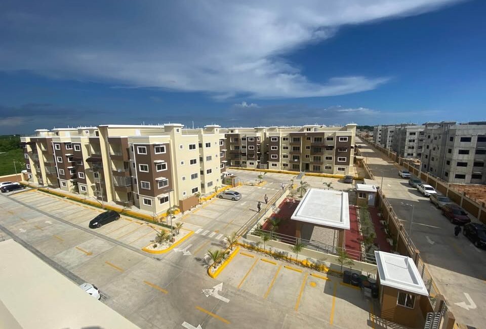Colinas Del Bosque en Avenida Hipodromo Santo Domingo Este