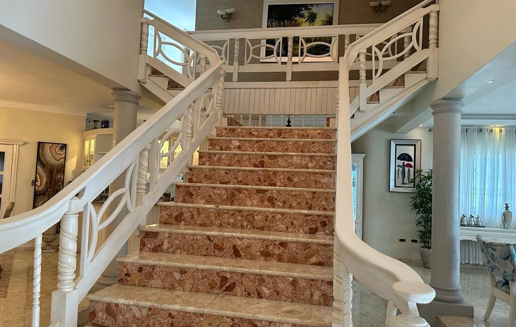 VENDO O ALQUILO SUPER CASA DE 3 NIV. EN ARROYO HONDO III, CON TERMINACIONES DE PRIMERA, 4 HABS. + 1 APTO, REBAJADA