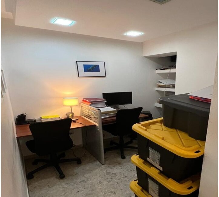 ALQUILO LOCAL DE OFICINAS EN ENSANCHE NACO, 74 Mts.2, 3er. NIVEL