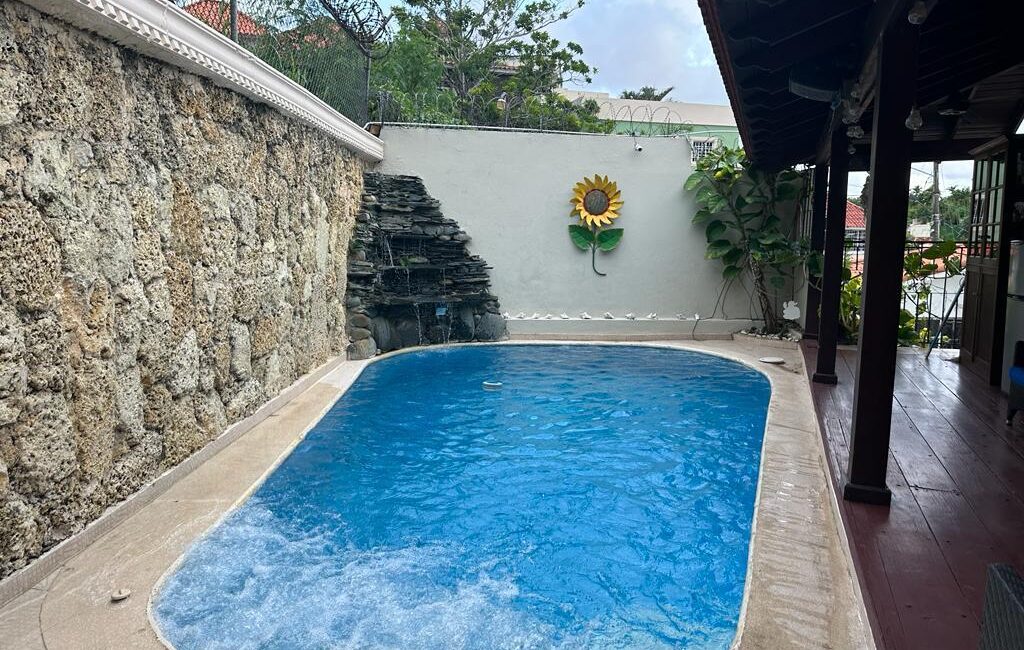 VENDO O ALQUILO SUPER CASA DE 3 NIV. EN ARROYO HONDO III, CON TERMINACIONES DE PRIMERA, 4 HABS. + 1 APTO, REBAJADA