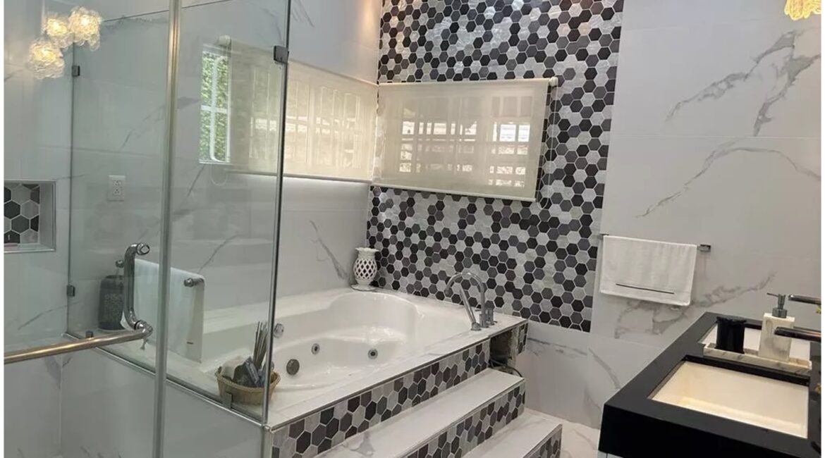 VENDO O ALQUILO SUPER CASA DE 3 NIV. EN ARROYO HONDO III, CON TERMINACIONES DE PRIMERA, 4 HABS. + 1 APTO, REBAJADA