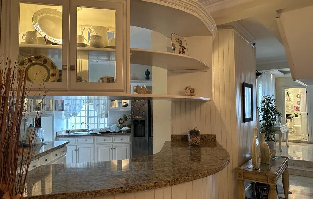 VENDO O ALQUILO SUPER CASA DE 3 NIV. EN ARROYO HONDO III, CON TERMINACIONES DE PRIMERA, 4 HABS. + 1 APTO, REBAJADA