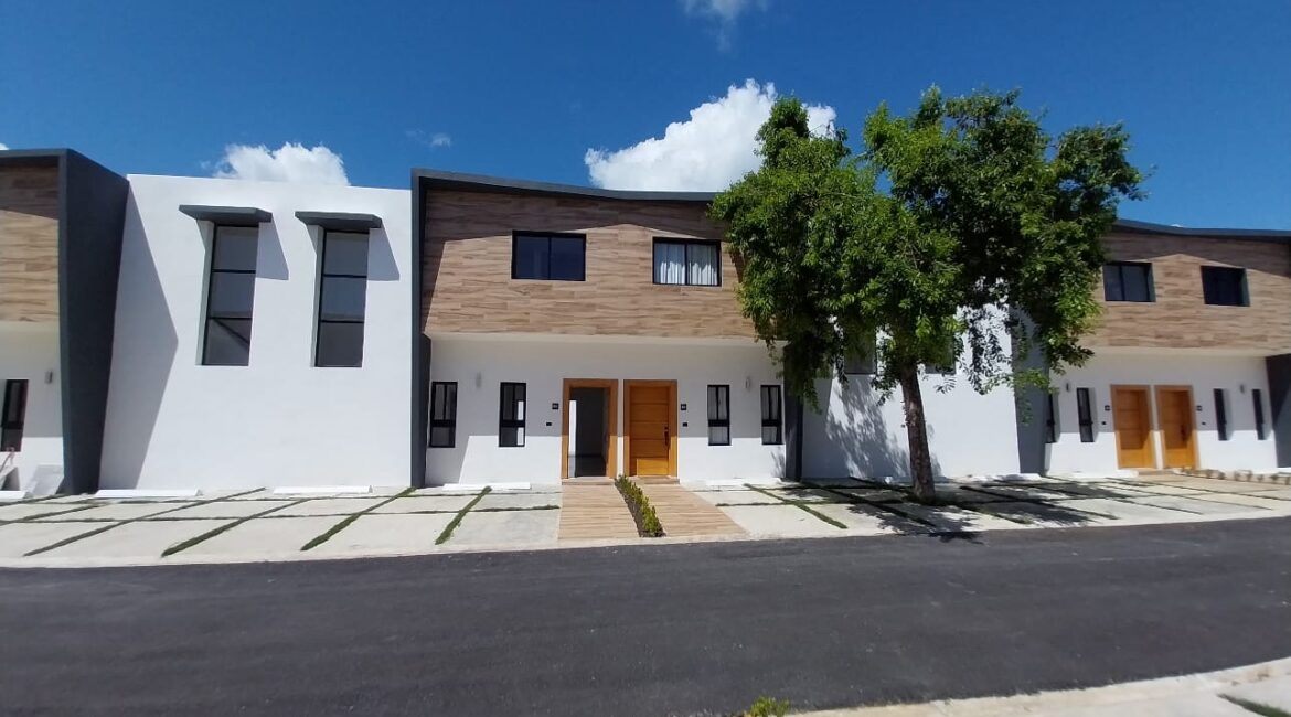 En Venta Exclusivo Townhouse con zona de BBQ , piscina y acceso privado a la playa a 15 minutos del aeropuerto en Punta Cana República Dominicana