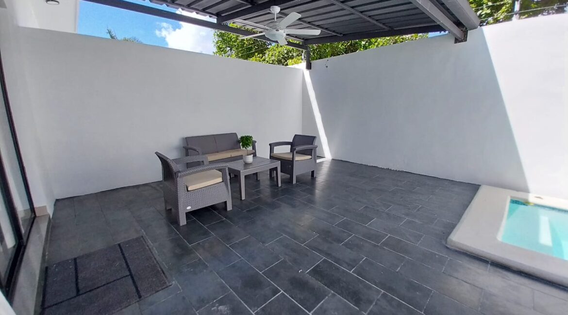 En Venta Exclusivo Townhouse con zona de BBQ , piscina y acceso privado a la playa a 15 minutos del aeropuerto en Punta Cana República Dominicana