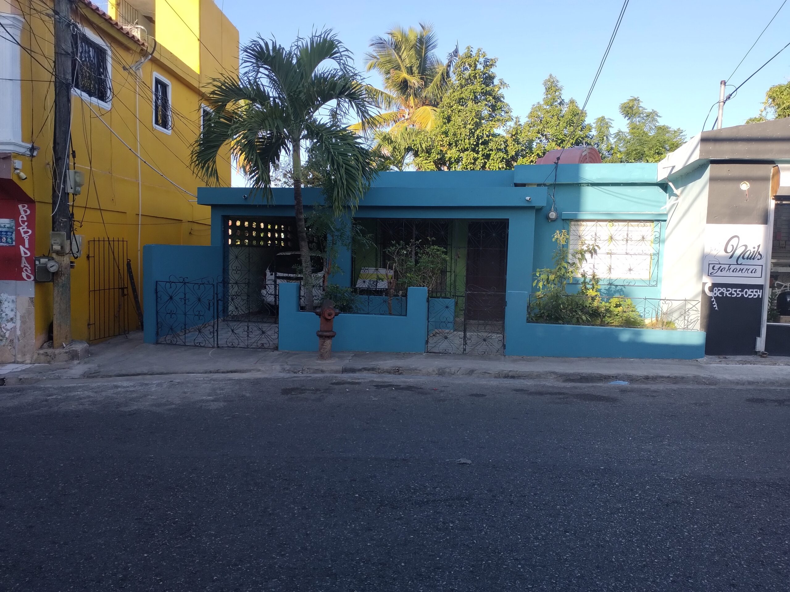 AMPLIA CASA CON LOCAL COMERCIAL EN EL CENTRO DE LA ROMANA