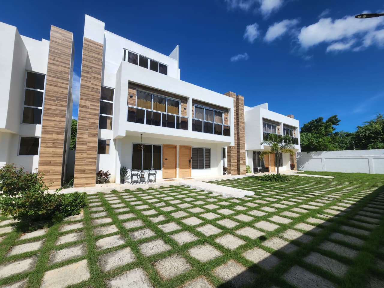 Villa Townhouse 2 Hab con Jacuzzi Privado en Juan Dolio – 5 Min Playa Hemingway – Entrega Inmediata – US$160K