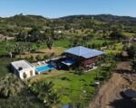 Villa tipo casa de campo en madera rodeada de naturaleza, a solo 30 minutos del Santiago Centro. - Casas en Puñal