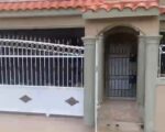 una gran oportunidad de inversión Casa de 341.88 m² con patio amplio, una esquina completa a la venta en Bonao zonas residencial más información. Contáctame al 849-208-7686. Cuenta con financiamiento disponible 20% de inicial y hasta 80% en cuotas - Casas en Bonao